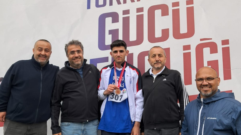 İŞİTME ENGELLİ YUNUS EMRE YALÇIN, DÜZCE’Yİ GURURLANDIRDI