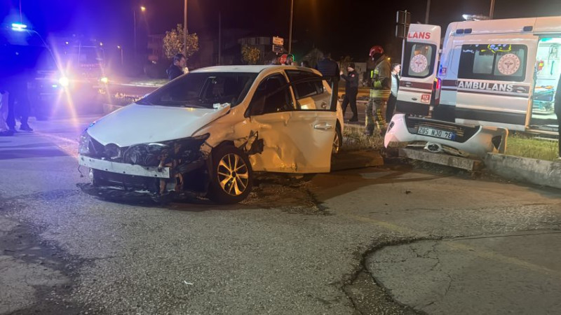 DÜZCE’DE PİKAP İLE OTOMOBİL ÇARPIŞTI: 2 YARALI