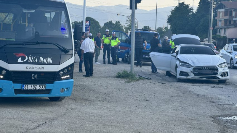 OTOMOBİL MİDİBÜSE ÇARPTI: 7 KİŞİ YARALANDI