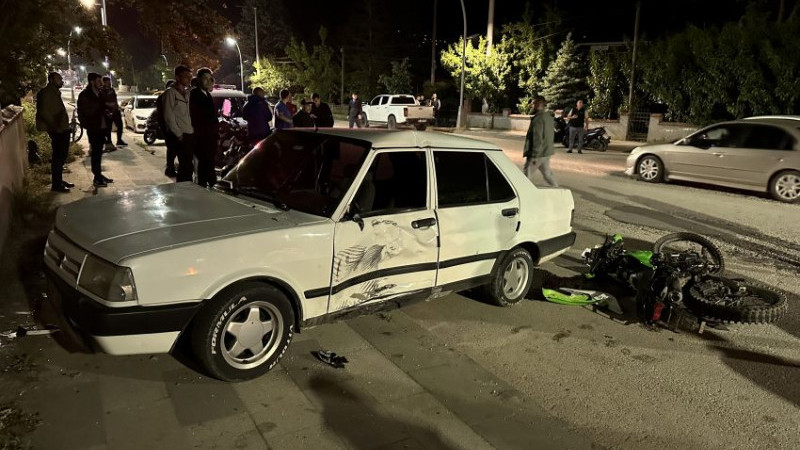 DÜZCE'DE OTOMOBİL İLE MOTOSİKLET ÇARPIŞTI
