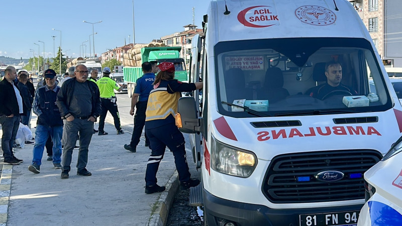 DÜZCE'DE MOTOSİKLET YAYALARA ÇARPTI: 2 KİŞİ ÖLDÜ, 1 KİŞİ YARALANDI 