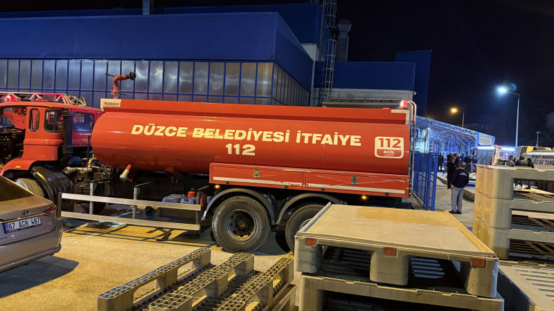 DÜZCE'DE OTOMOTİV ÜRÜNLERİ FABRİKASINDA YANGIN ÇIKTI