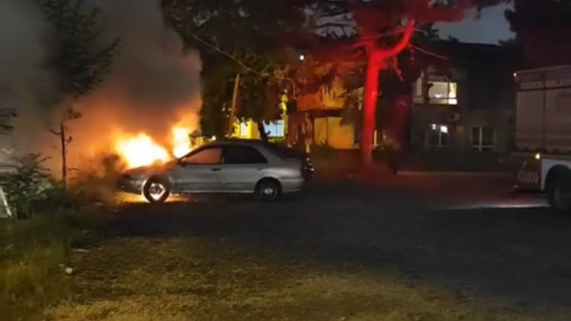 PARK HALİNDEKİ OTOMOBİL ALEV ALEV YANDI 