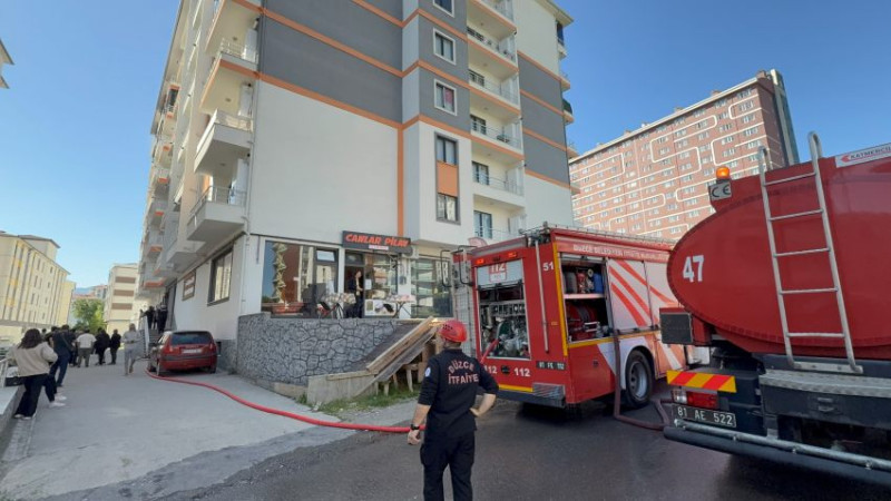 DÜZCE'DE 6 KATLI BİNADA KORKUTAN YANGIN  