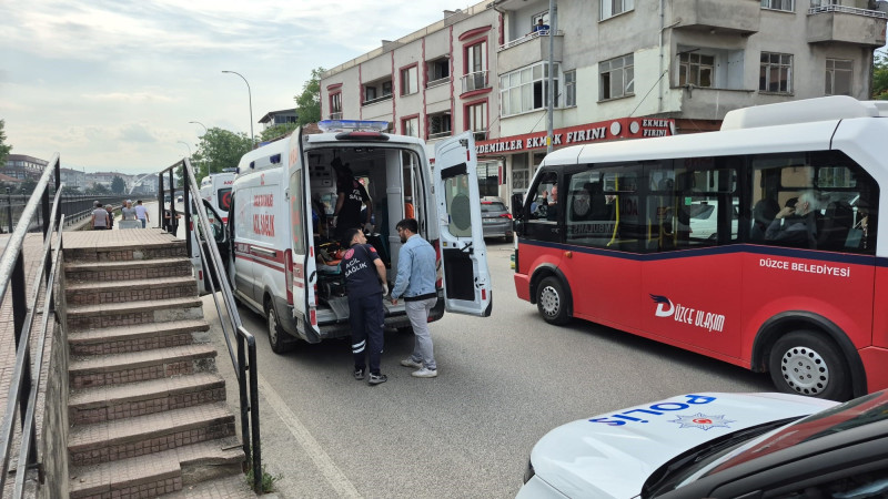 MOTOSİKLETLİNİN YAYAYA ÇARPMASI SONUCU 2 KİŞİ YARALANDI