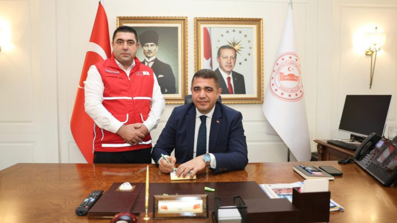 VALİ ASLAN, KIZILAY’A KURBAN BAĞIŞLADI 