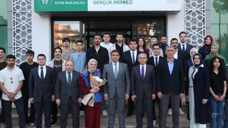 VALİ ASLAN GENÇLERİN TALEPLERİNİ DİNLEDİ