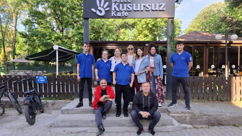 SANATÇILARDAN KUSURSUZ KAFE’YE ZİYARET
