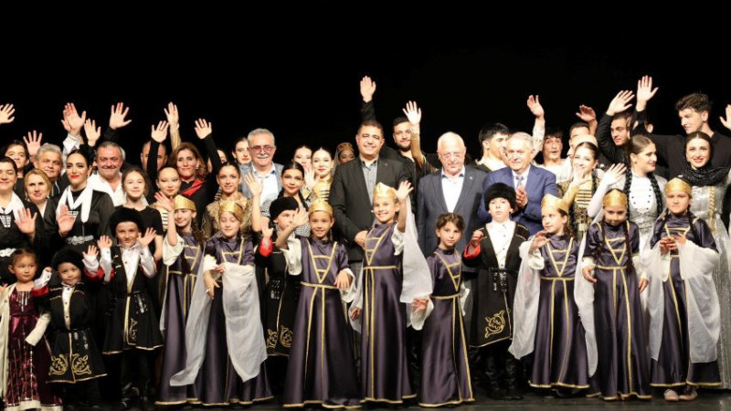 KAFKAS HALK DANSLARI GÖSTERİSİ DÜZENLENDİ
