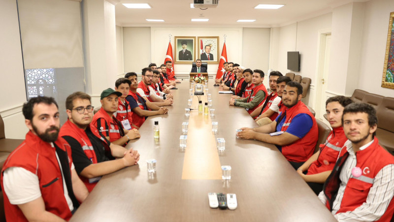 DÜZCE VALİSİ ASLAN, GÖNÜLLÜ GENÇLERİ KABUL ETTİ 