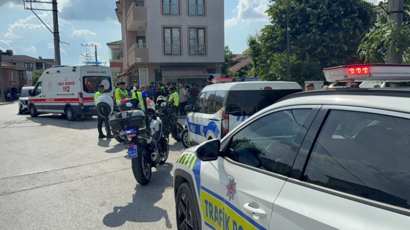 GELEN OTOMOBİLDEN KORKTULAR KALDIRIMA ATLARKEN YARALANDILAR 