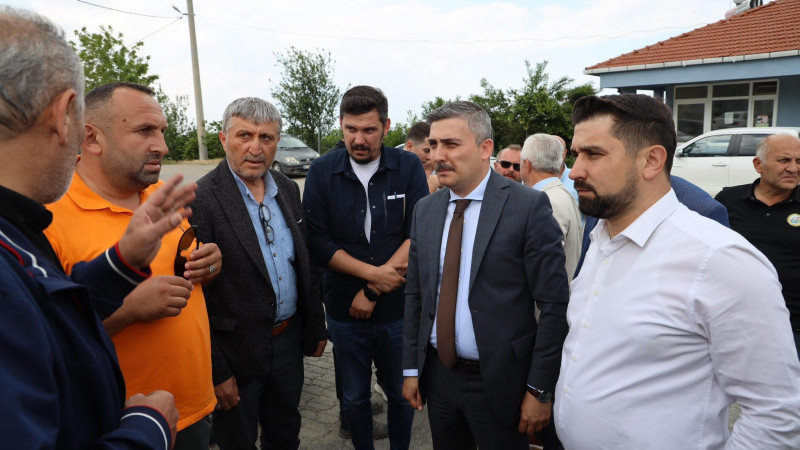 KÖYLERE GİDİP SORUNLARI YERİNDE DİNLİYORLAR