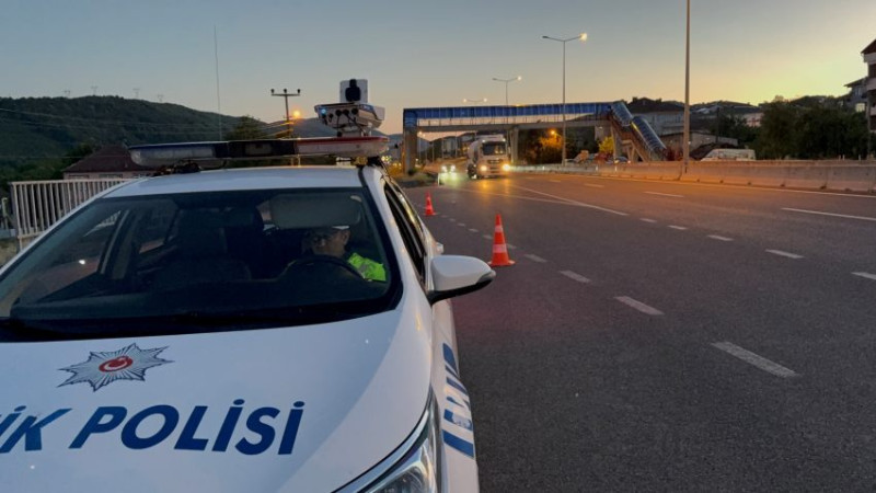 SÜRÜCÜLER EN ÇOK HIZ İHLALİNDEN CEZA YEDİ 