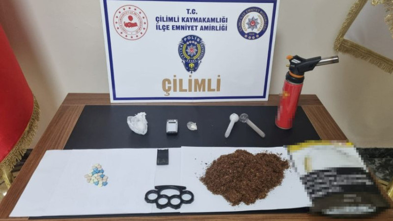 ŞÜPHE ÜZERİNE DURDURULAN ARAÇTA UYUŞTURUCU ELE GEÇİRDİ 