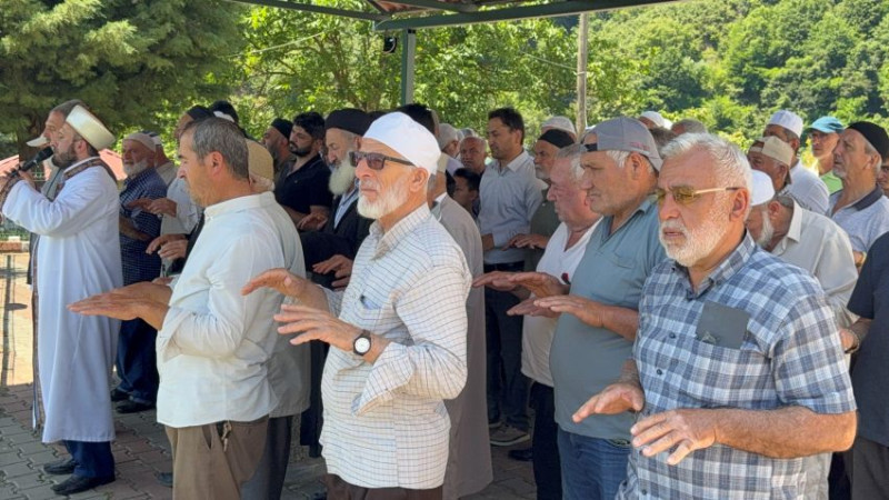KURAKLIĞA ÇARE ARAYAN KÖYLÜLERDEN YAĞMUR DUASI 