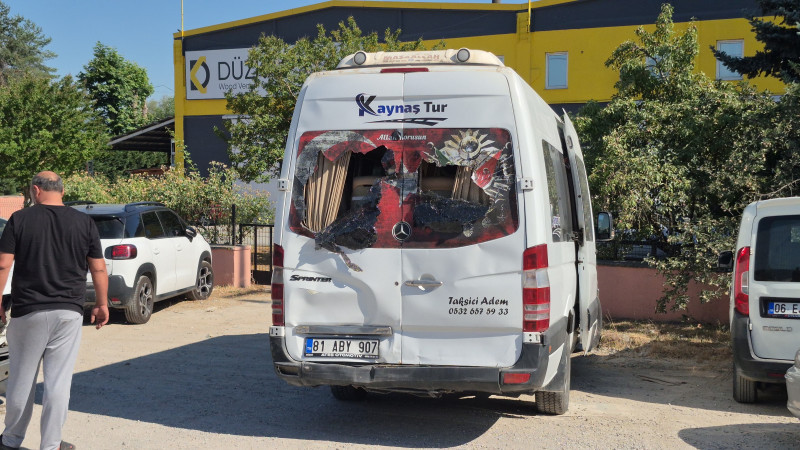 DÜZCE'DE 2 SERVİS ARACI VE TIR KAZAYA KARIŞTI 