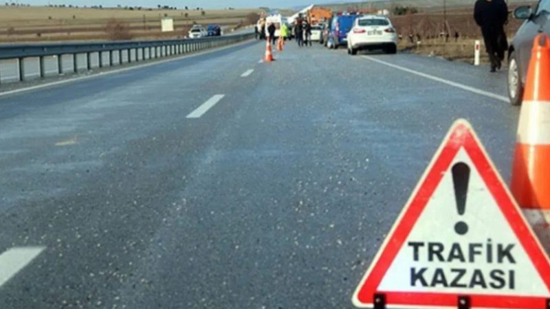 DÜZCE'DE MOTOSİKLET TIRLA ÇARPIŞTI