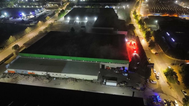 DÜZCE'DE MOBİLYA ÜRETİM FABRİKASINDA YANGIN ÇIKTI