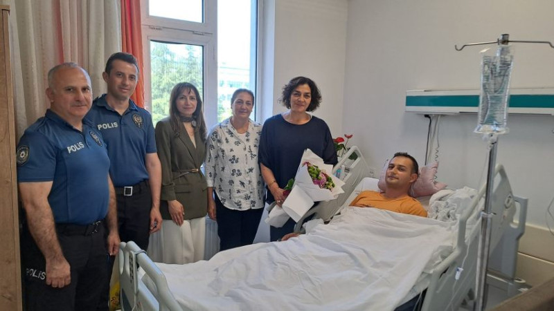 KAZA YAPAN POLİS MEMURUNA MORAL VERDİLER