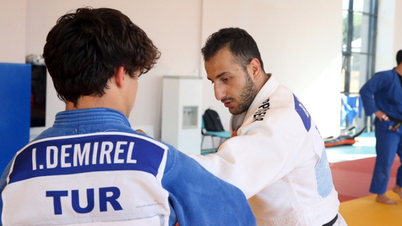 GEÇİRDİĞİ 4 AMELİYATA RAĞMEN JUDODAN KOPMADI 
