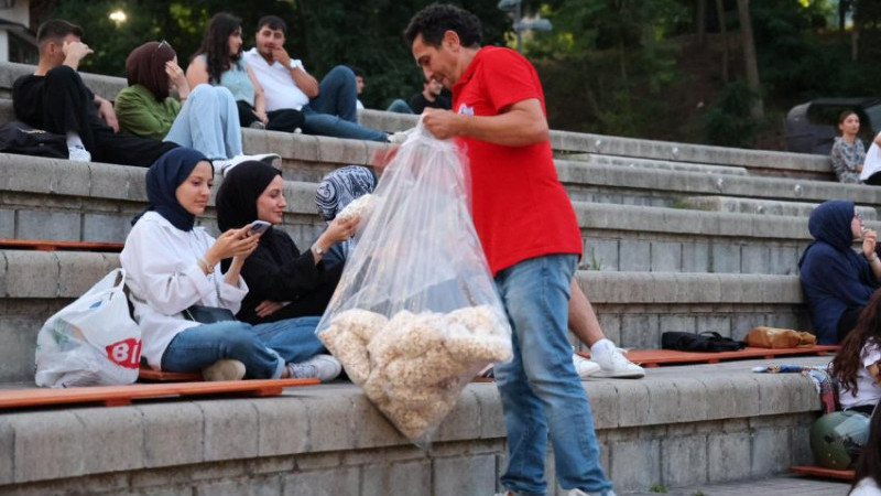 AÇIK HAVA SİNEMA GÜNLERİ’NDE NOSTALJİ VE KAHKAHA BİR ARADA