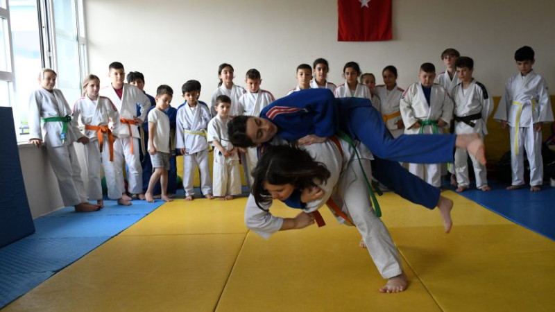 DÜZCE'DE BAŞARILI SPORCULAR YETİŞTİRİYOR