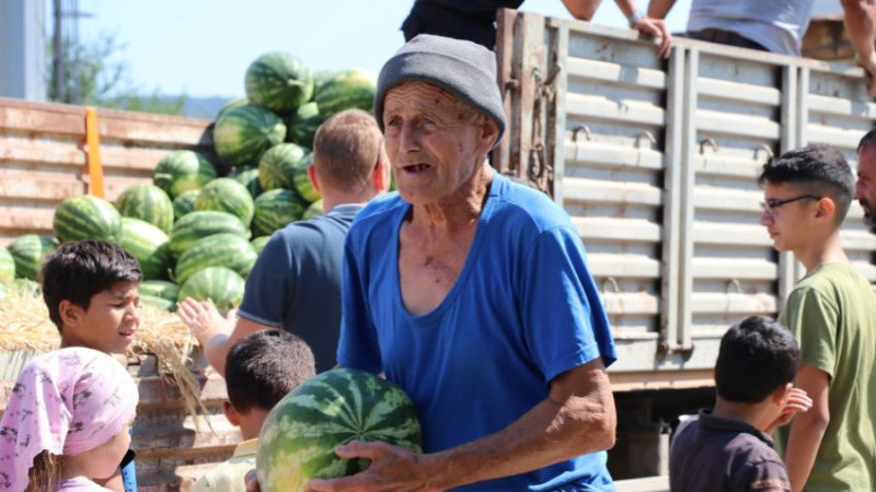 CUMAYERİ BELEDİYESİ 1 TIR KARPUZ DAĞITTI 