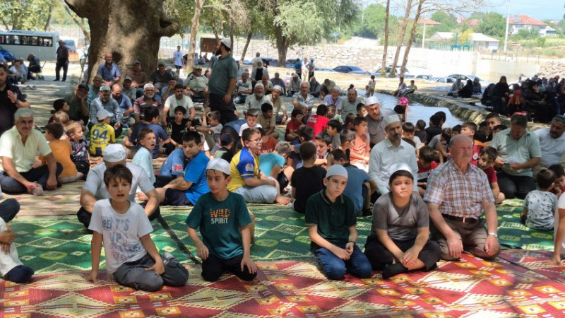 VATANDAŞLAR YAĞMUR DUASINA ÇIKTI