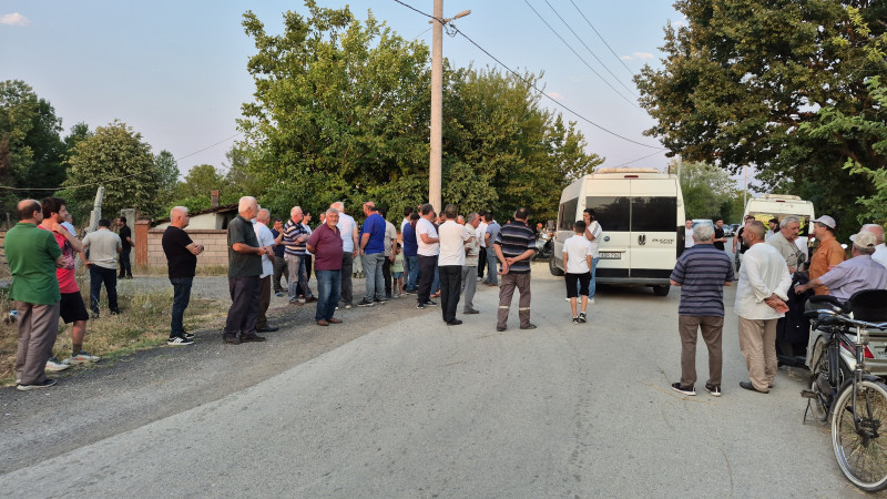 SUSUZ KALAN 3 KÖYÜN SAKİNLERİ YOL KAPATTI 