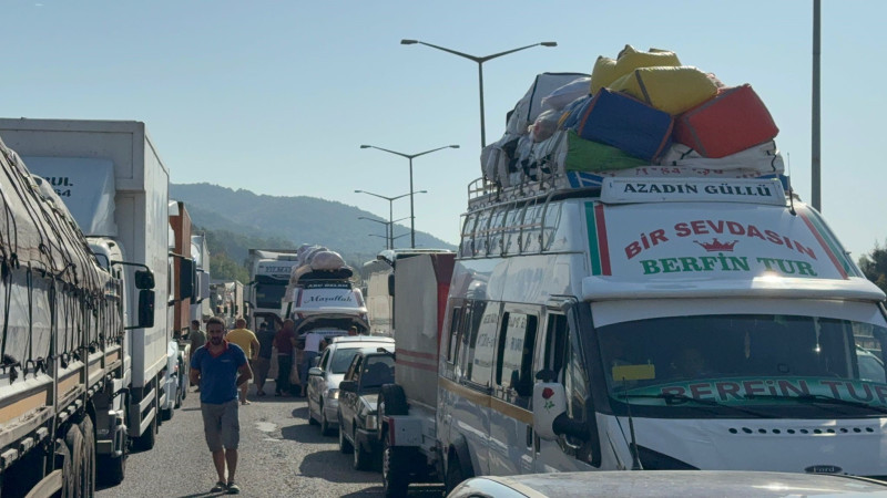 ANADOLU OTOYOLUNDA TIR BARİYERE ÇARPTI