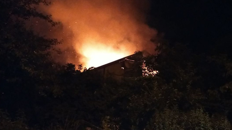 KAYNAŞLI’DA EVİN ÇATISI YANDI