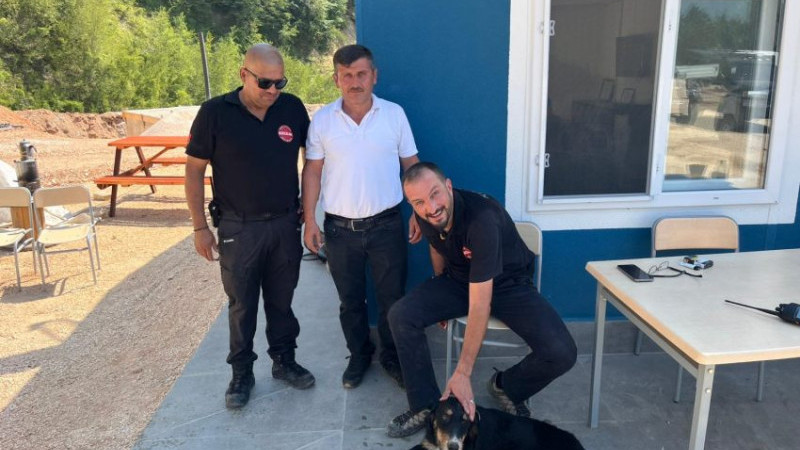 DÜZCE'DE KAYALIKLARDA MAHSUR KALAN KÖPEK KURTARILDI