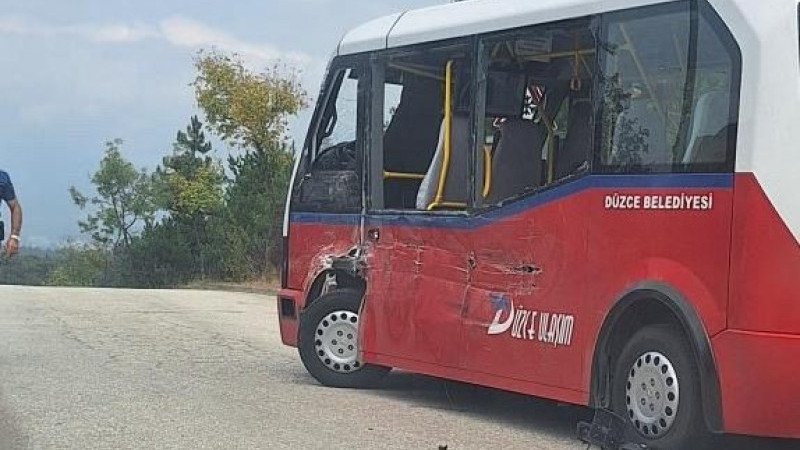 KAMYON İLE MİNİBÜS ÇARPIŞTI 4 KİŞİ YARALANDI 