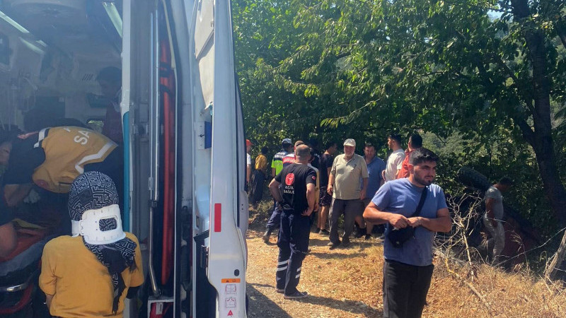 FINDIK İŞÇİLERİNİ TAŞIYAN TRAKTÖR DEVRİLDİ: 4 YARALI  