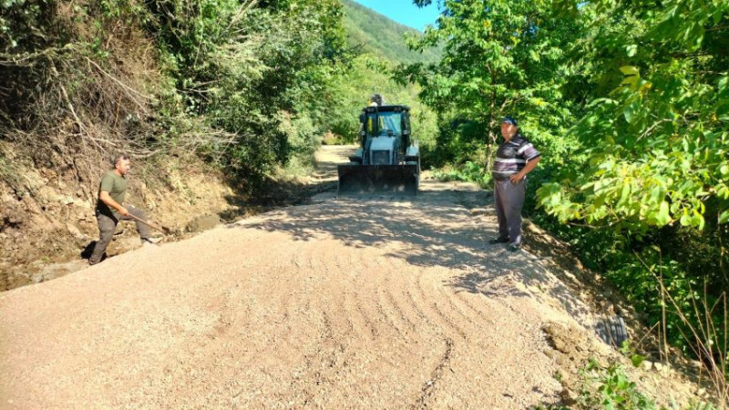 DÜZCE İL ÖZEL İDARESİ EKİPLERİ, TİTİZLİKLE ÇALIŞIYOR