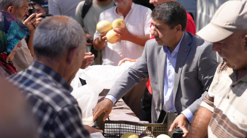 5 TON YERLİ KAVUN ÜCRETSİZ DAĞITILDI