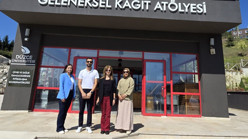 ALEMDAROĞLU, GELENEKSEL KAĞIT ATÖLYESİ’Nİ ZİYARET ETTİ 