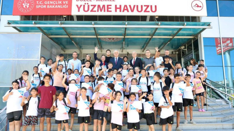 ‘YÜZME BİLMEYEN KALMASIN PROJESİ’ İLE YÜZME ÖĞRENDİLER