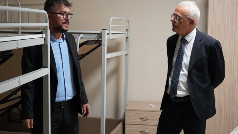 ARSLANTÜRK, AVNİ AKYOL ERKEK YURDU'NU ZİYARET ETTİ