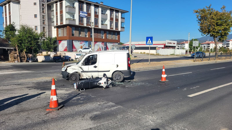 HAFİF TİCARİ ARAÇ İLE MOTOSİKLET ÇARPIŞTI  