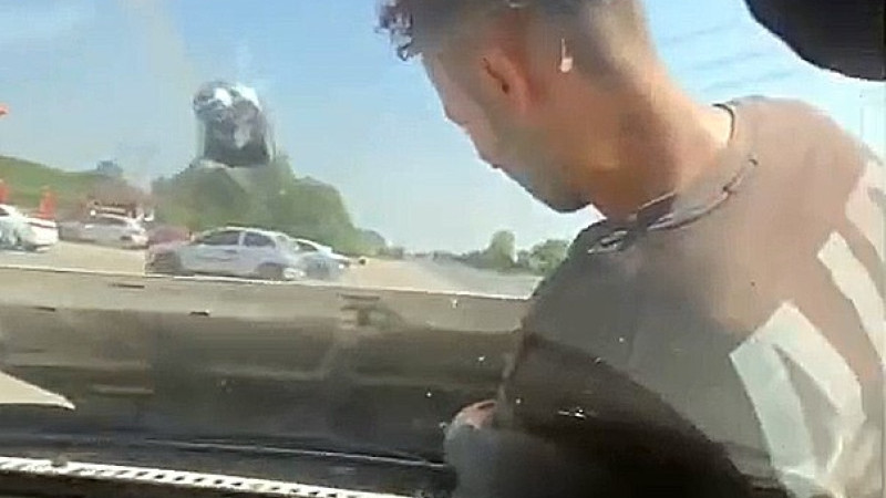 KAPUT ÜZERİNDE GİDEREK MOTORU KONTROL ETTİLER 