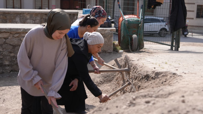 GÖNÜLLÜLER KAZIDA ÇALIŞIYOR 