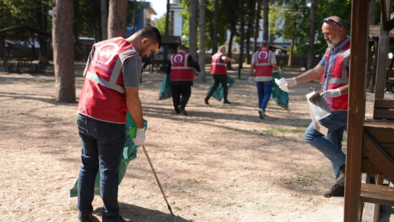 KENT PARK’TA TEMİZLİK YAPTILAR