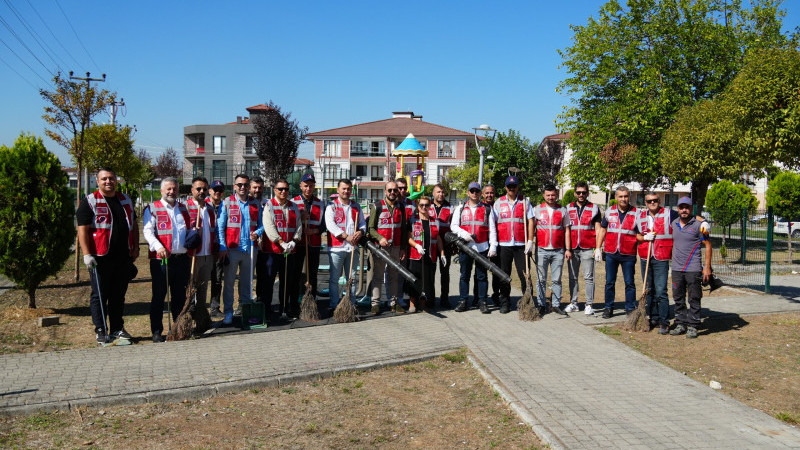 AZİZİYE’DE ÇOCUK PARKINI TEMİZLEDİLER