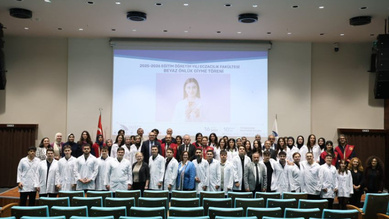 ECZACILIK FAKÜLTESİ ÖĞRENCİLERİ, BEYAZ ÖNLÜKLERİNİ GURURLA GİYDİ