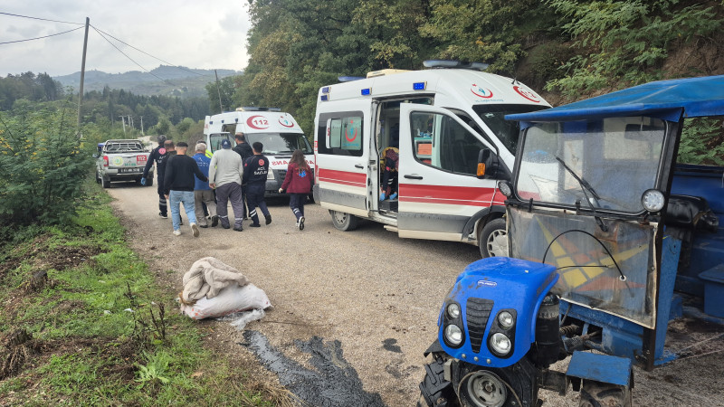 DÜZCE'DE DEVRİLEN TARIM ARACINDAKİ 2 KİŞİ YARALANDI