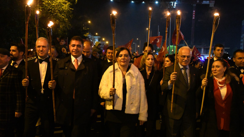 DÜZCE’DE CUMHURİYET'İN 102. YILI DOLAYISIYLA FENER ALAYI DÜZENLENDİ