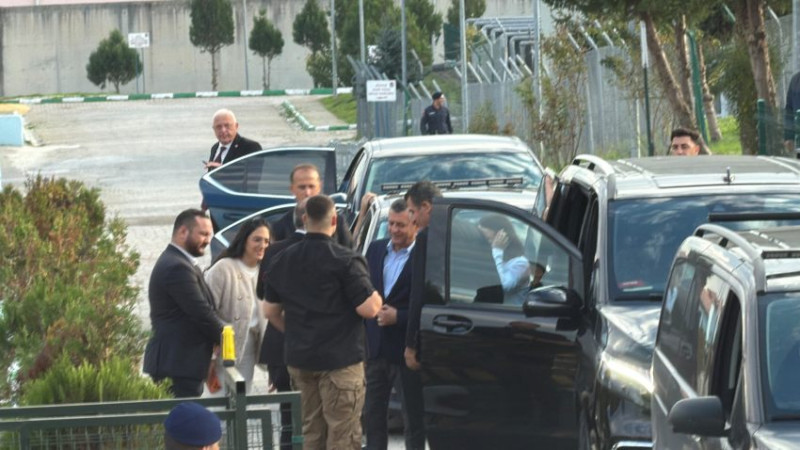 ÖZGÜR ÖZEL, DÜZCE'DE TUTUKLU BULUNAN PINAR TÜRKER'İ ZİYARET ETTİ