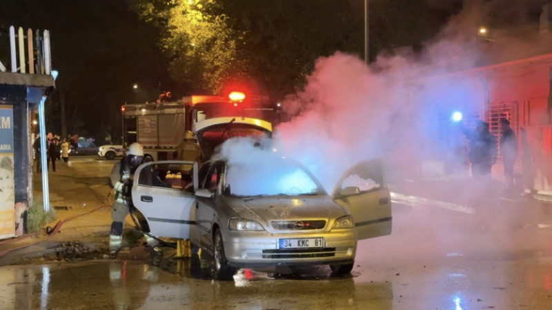 OTOMOBİL ALEV ALEV YANARAK KÜLE DÖNDÜ