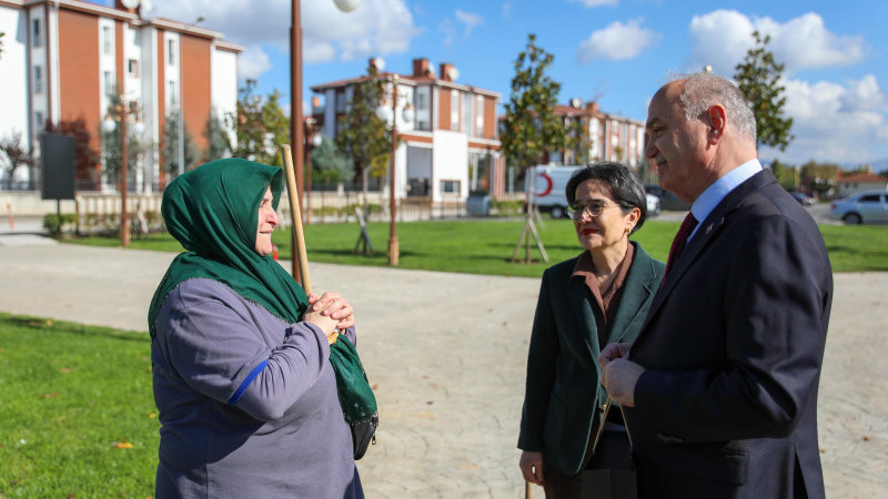 BAŞKAN ÖZLÜ VE EŞİNDEN DUYARLI TEMİZLİK GÖREVLİSİNE SÜRPRİZ ZİYARET